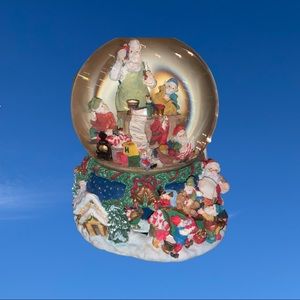 Kirkland “Santa’s workshop” singing snow globe